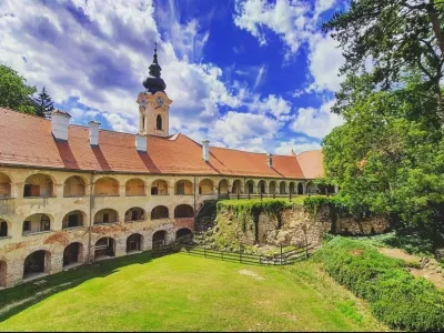 Grad na Goričkem je prava posebnost, saj nas najprej preseneti nenavadna oblika notranjega dvorišča z višjim zahodnim in nižjim vzhodnim nivojem, kar je posledica oblike grajskega hriba. F Krajinski park Goričko
