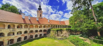 Grad na Goričkem je prava posebnost, saj nas najprej preseneti nenavadna oblika notranjega dvorišča z višjim zahodnim in nižjim vzhodnim nivojem, kar je posledica oblike grajskega hriba. F Krajinski park Goričko