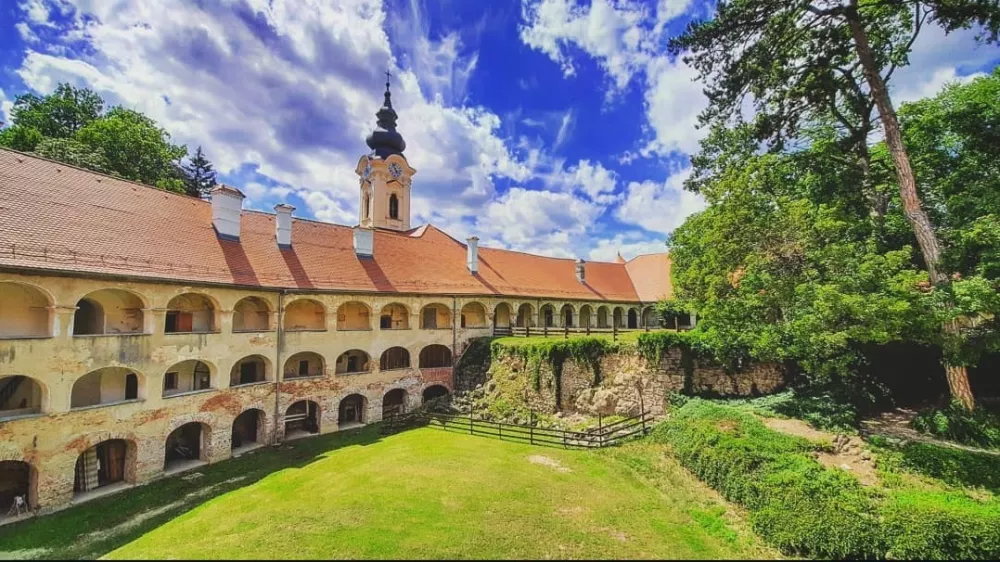 Grad na Goričkem je prava posebnost, saj nas najprej preseneti nenavadna oblika notranjega dvorišča z višjim zahodnim in nižjim vzhodnim nivojem, kar je posledica oblike grajskega hriba. F Krajinski park Goričko