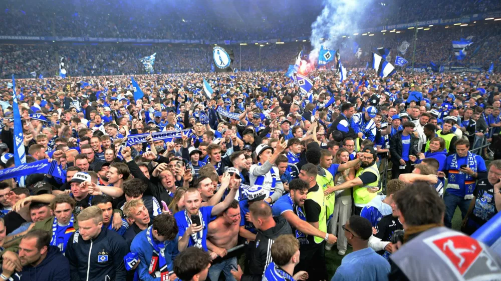 Soccer Football - 2. Bundesliga - Hamburger SV v SSV Ulm 1846 - Volksparkstadion, Hamburg, Germany - May 10, 2025 Hamburger SV fans on the pitch as they celebrate after achieving promotion REUTERS/Fabian Bimmer   TPX IMAGES OF THE DAY