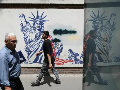 People walk past an anti-U.S. mural on a street in Tehran, Iran, May 11, 2025. Majid Asgaripour/WANA (West Asia News Agency) via REUTERS  ATTENTION EDITORS - THIS PICTURE WAS PROVIDED BY A THIRD PARTY