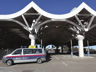 ﻿- 18.01.2016 - Avstrija - mejni prehod Karavanke - Avstrijska policija zaradi navala beguncev izvaja poostren nadzor na mejnih prehodih - preverjanje dokumentov pri prestopu državne meje  ///FOTO: Luka Cjuha.