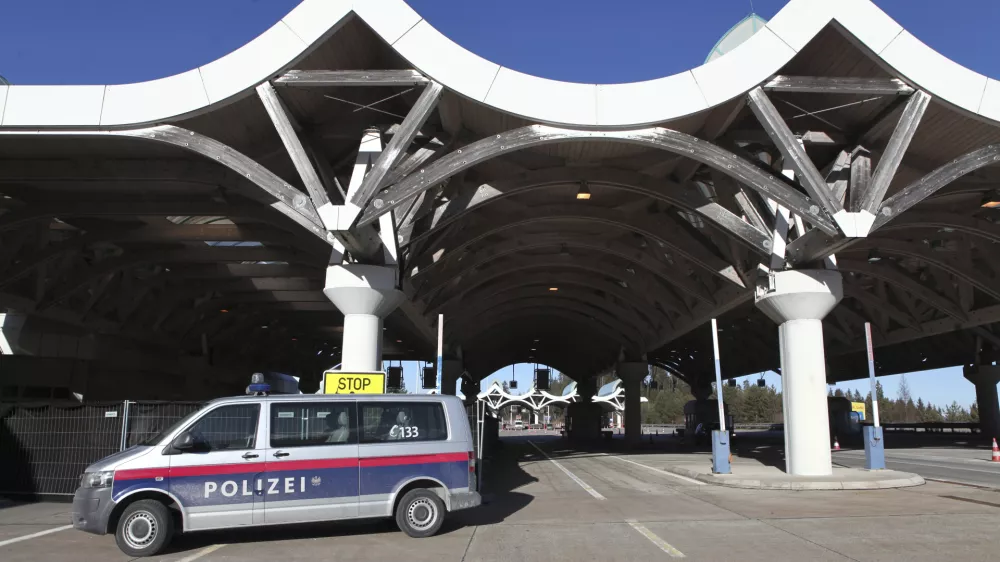 ﻿- 18.01.2016 - Avstrija - mejni prehod Karavanke - Avstrijska policija zaradi navala beguncev izvaja poostren nadzor na mejnih prehodih - preverjanje dokumentov pri prestopu državne meje  ///FOTO: Luka Cjuha.