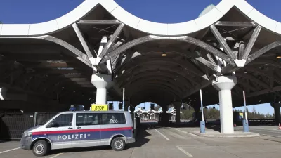 ﻿- 18.01.2016 - Avstrija - mejni prehod Karavanke - Avstrijska policija zaradi navala beguncev izvaja poostren nadzor na mejnih prehodih - preverjanje dokumentov pri prestopu državne meje  ///FOTO: Luka Cjuha.