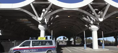 - 18.01.2016 - Avstrija - mejni prehod Karavanke - Avstrijska policija zaradi navala beguncev izvaja poostren nadzor na mejnih prehodih - preverjanje dokumentov pri prestopu državne meje  ///FOTO: Luka Cjuha.