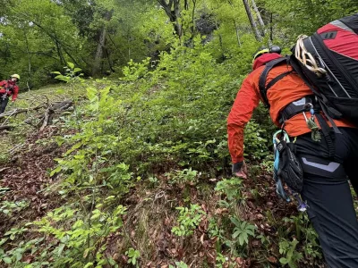 29-letni pohodnik se je med kotaljenjem po strmem pobočju tako hudo po&scaron;kodoval, da je umrl že na kraju nesreče. Foto: GRS Radovljica