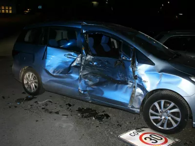 Prehiter voznik je bežal pred policijo, ustavil se je šele po trku v prometni znak in dva parkirana avtomobila. 