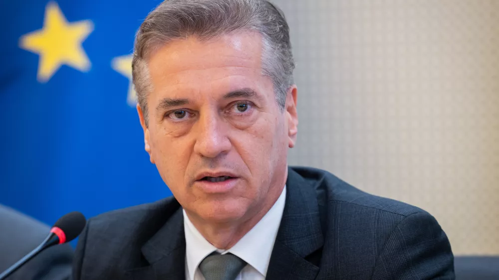 Ljubljana, vlada.Novinarska konferenca, na kateri so predstavili novo obrambno in varnostno politiko za vecjo odpornost Slovenije.Predsednik vlade Robert Golob.