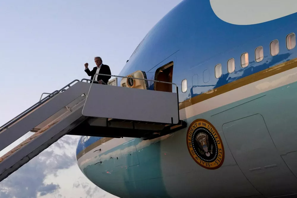 FILE PHOTO: U.S. President Donald Trump pumps a fist as he disembarks Air Force One at Palm Beach International Airport, West Palm Beach, Florida, U.S., April 11, 2025. REUTERS/Nathan Howard/File Photo