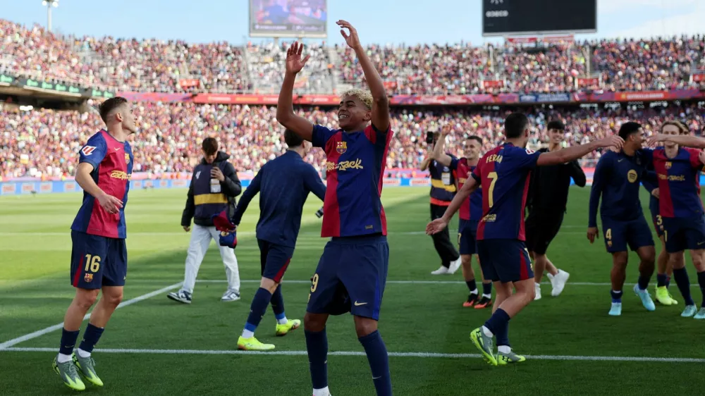 Soccer Football - LaLiga - FC Barcelona v Real Madrid - Estadi Olimpic Lluis Companys, Barcelona, Spain - May 11, 2025 FC Barcelona's Lamine Yamal celebrates after the match with team mates REUTERS/Nacho Doce