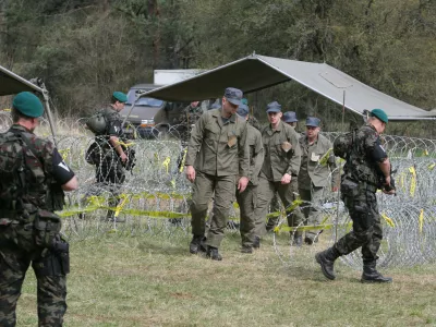V mednarodni obrambni projekt, ki ga bo koordiniral mariborski grozd zelenih tehnologij, so vključena tri slovenska podjetja in tri fakultete. Fotografija je simbolična. Foto: Luka Cjuha
