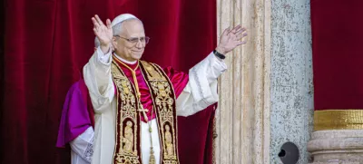 Newly elected Pope Leo XIV, formerly Cardinal Robert Francis Prevost, appears on the central loggia of St. Peter's Basilica at the Vatican shortly after his election as the 267th pontiff of the Roman Catholic Church, Thursday, May 8, 2025. (AP Photo/Domenico Stinellis) / Foto: Domenico Stinellis
