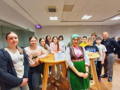 Učenci iz OŠ Orehek so se posvetili spoznavanju makedonske kulinarike. Foto: Tina Jereb