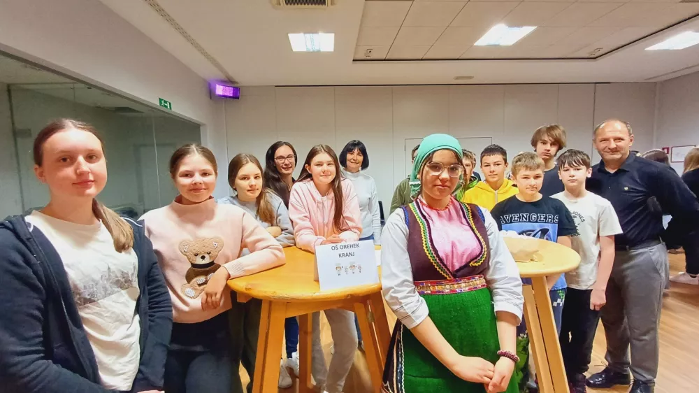 Učenci iz OŠ Orehek so se posvetili spoznavanju makedonske kulinarike. Foto: Tina Jereb