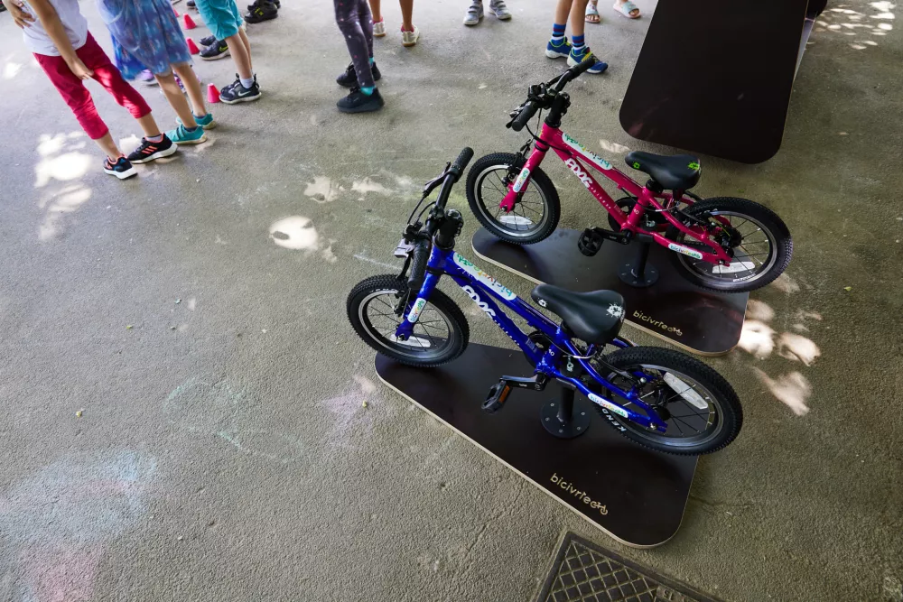 Kolesarski trenažer tudi za manjše, otroško kolo je odličen pripomoček za učenje. Foto: Osebni arhiv, Metod Blejec