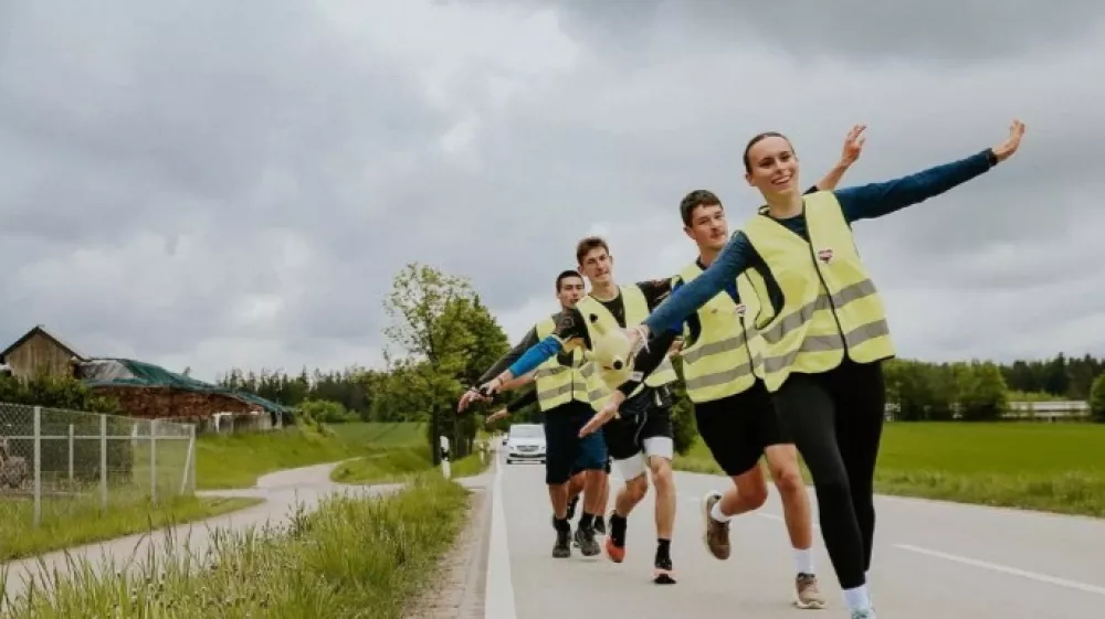 Tek srbskih študentov v Bruselj. foto: https://www.instagram.com/trkaci.u.blokadi/