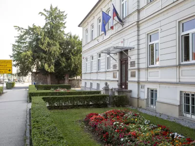 Odlok določa pogoje za umeščanje in oblikovanje oglaševalskih objektov. Foto: Matjaž Rušt