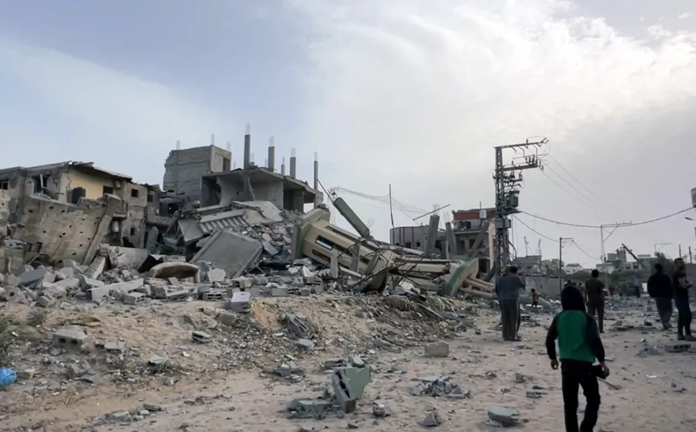 12 May 2025, Palestinian Territories, Nusairat: Palestinians inspect the rubble of Al-Hasanat mosque destroyed in Israeli strikes at the Nuseirat refugee camp in the central Gaza Strip. Photo: Belal Abu Amer/APA Images via ZUMA Press Wire/dpa