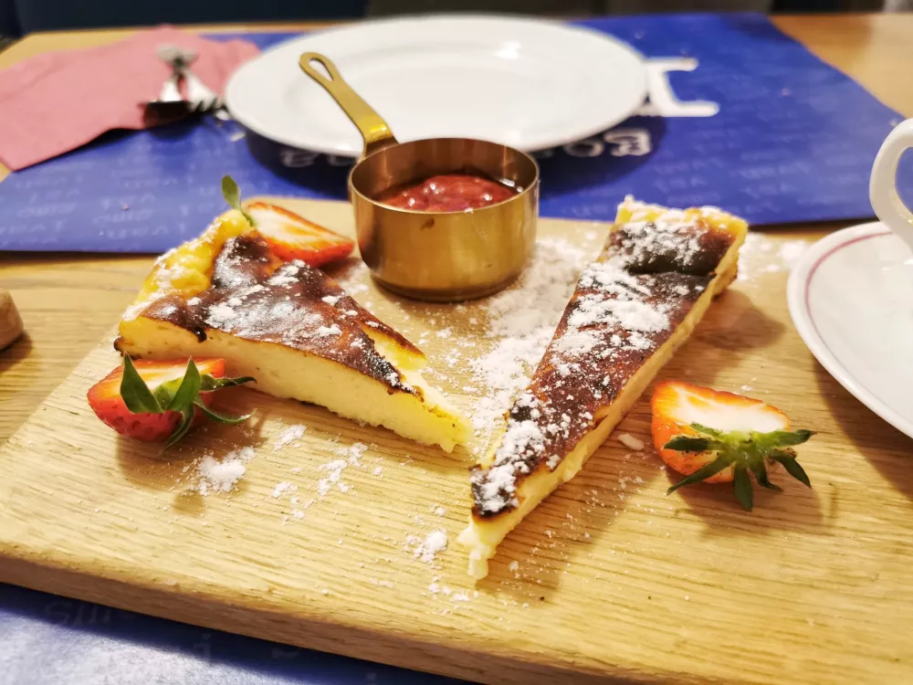 Sirova torta z jagodno omako, Gostilna Ivan Kranj