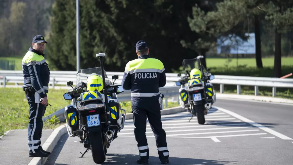 prometni nadzorpolicija - simbolična fotografijaprometna policijavarnost v prometupolicija na motorjihmotoristična policijaprehitri voznikiavtocestna policija08.04.2025 Policijski nadzor, počivališče PovodjeFOTO: Nik Erik Neubauer