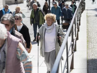 Klicni center 114 bo s 15. majem prevzel novo nalogo ter starejšim in drugim zainteresiranim poleg informacij o poplavah in pokojninski reformi ponujal tudi informacije o dolgotrajni oskrbi. Fotografija je simbolična. Foto: Nik Erik Neubauer Q