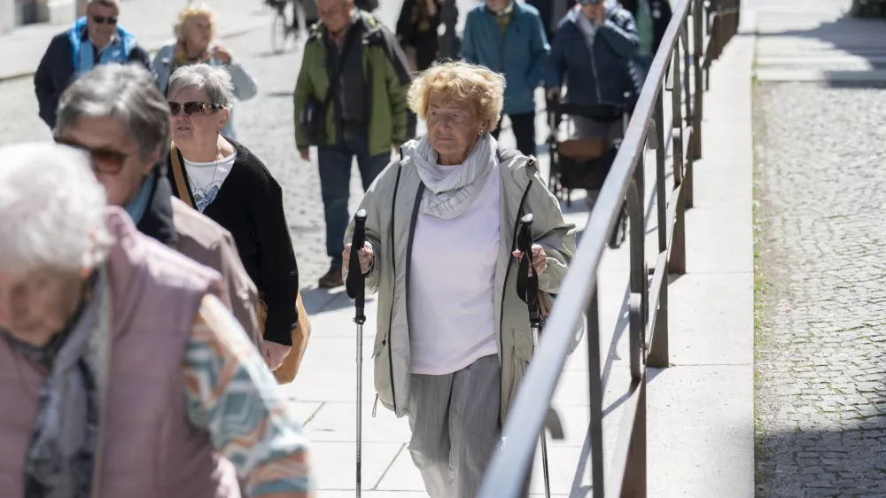 Klicni center 114 bo s 15. majem prevzel novo nalogo ter starejšim in drugim zainteresiranim poleg informacij o poplavah in pokojninski reformi ponujal tudi informacije o dolgotrajni oskrbi. Fotografija je simbolična. Foto: Nik Erik Neubauer Q