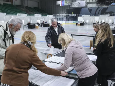 - 07.05. 2025 - predčasne volitve - referendum - voli&scaron;če Omnia//FOTO: Jaka Gasar