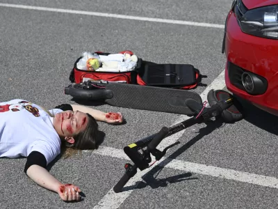 V prometnih nesrečah si uporabniki električnih skirojev največkrat poškodujejo glavo, zapestja in prsni koš. Fotografija je simbolična. Foto: Nik Erik Neubauer