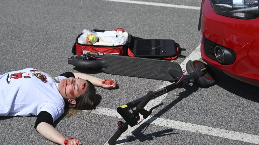 V prometnih nesrečah si uporabniki električnih skirojev največkrat poškodujejo glavo, zapestja in prsni koš. Fotografija je simbolična. Foto: Nik Erik Neubauer