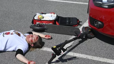 V prometnih nesrečah si uporabniki električnih skirojev največkrat poškodujejo glavo, zapestja in prsni koš. Fotografija je simbolična. Foto: Nik Erik Neubauer