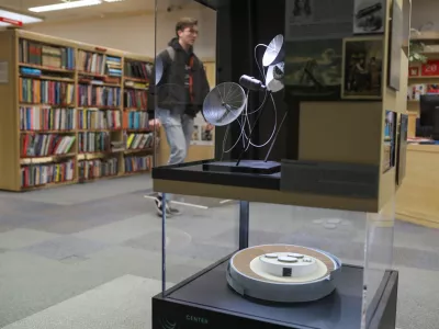 mikro muzej, posvečen pionirju vesoljske tehnologije Hermanu Potočniku Noordungu v Centralni tehnični knjižnici Univerze v Ljubljani. Gre za potujočo razstavo, ki obiskovalcem ponuja vpogled v njegovo življenje, delo ter vizijo prihodnosti vesoljskih raziskav. Foto: Bojan Velikonja 