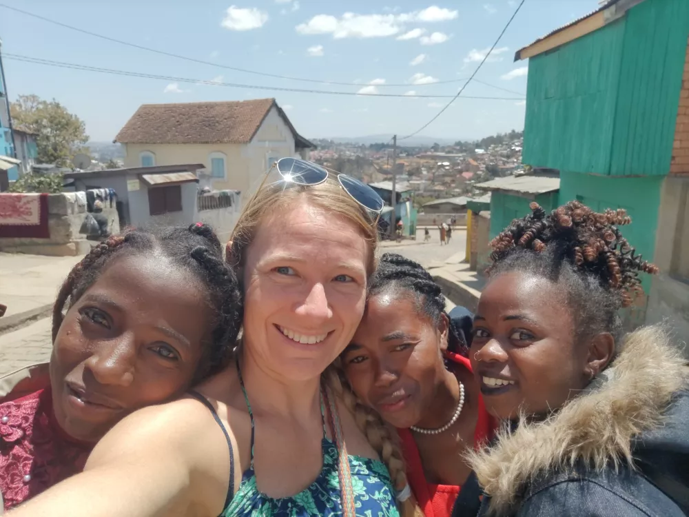 Anja Kovačič z otroki na Madagaskarju / Foto: Osebni Arhiv