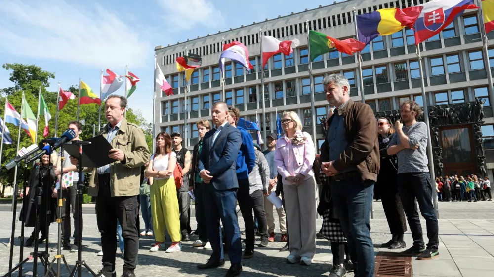 25 sindikatov in civilnodružbenih organizacij je poslanske skupine javno pozvalo k sprejemu treh amandmajev k predlagani pokojninski reformi, s katerimi bi črtali tri bistvene parametre reforme – dvig upokojitvene starosti, daljše referenčno obdobje in novo formulo indeksacije. Foto: Tomaž Skale