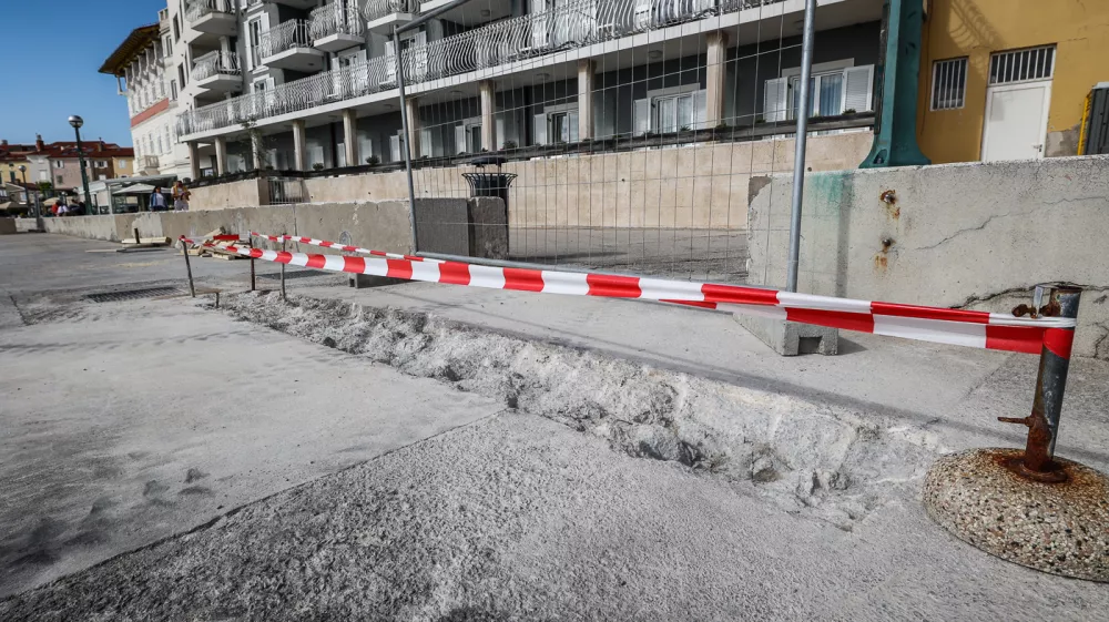 Začela se je sanacija obalnega območja pred Gledališčem Tartini in hotelom Piran. Foto: Občina Piran
