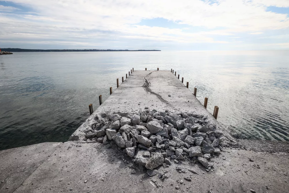 Začela se je sanacija obalnega območja pred Gledališčem Tartini in hotelom Piran. Foto: Občina Piran