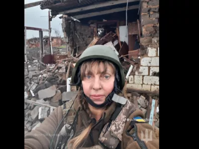 Svitlana na sliki med ruševinami v vasi Staromajorske. Foto: Generalštab ukrajinske vojske