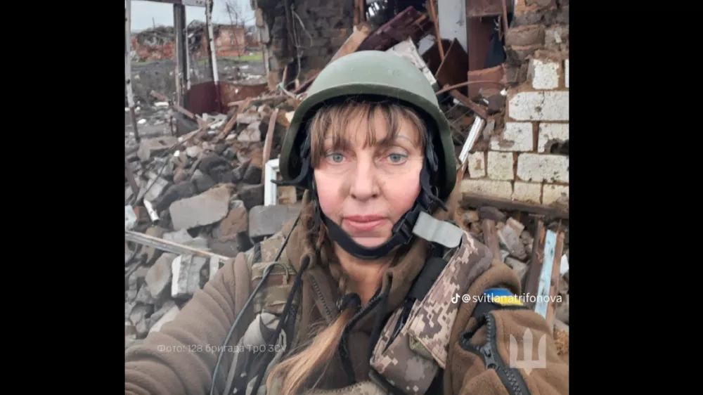 Svitlana na sliki med ruševinami v vasi Staromajorske. Foto: Generalštab ukrajinske vojske