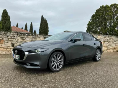 Mazda3 sodi med všečnejše limuzine na trgu. Ima določene omejitve pri prevažanju zajetnejšega tovora, saj je prtljažna luknja ozka. Foto: Matej Štakul