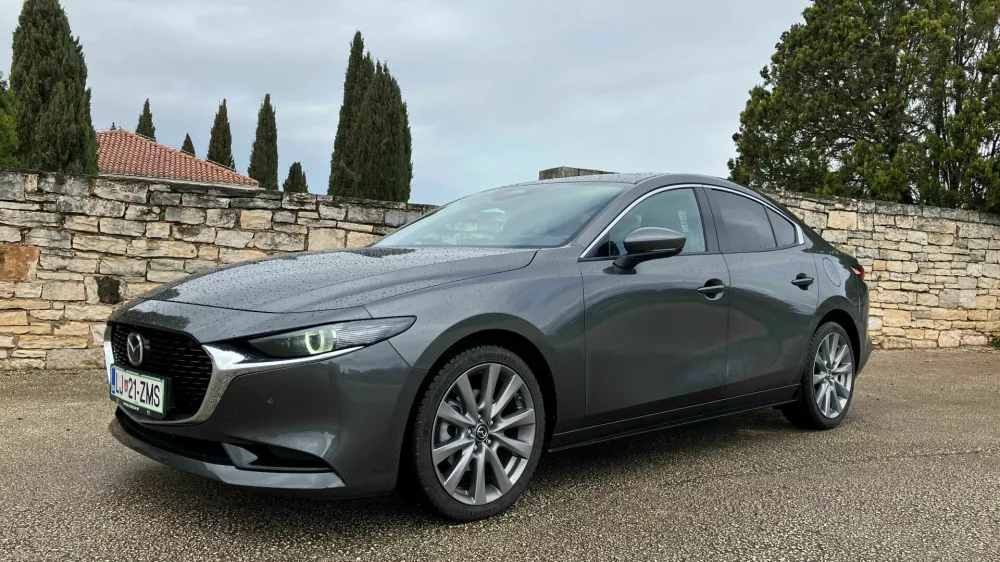 Mazda3 sodi med všečnejše limuzine na trgu. Ima določene omejitve pri prevažanju zajetnejšega tovora, saj je prtljažna luknja ozka. Foto: Matej Štakul