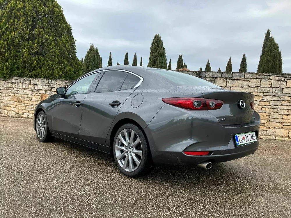 Notranjost je udobna in z vonjem po športnosti. Na zadnji klopi ni prostorskega presežka. Barvni zaslon ni na dotik. Foto: Matej Štakul