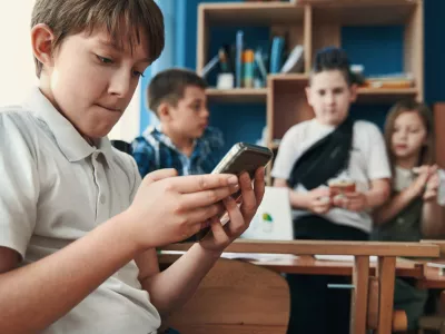 Med pomembnejšimi novostmi je omejitev uporabe elektronskih naprav v šolah. Foto: Getty Images