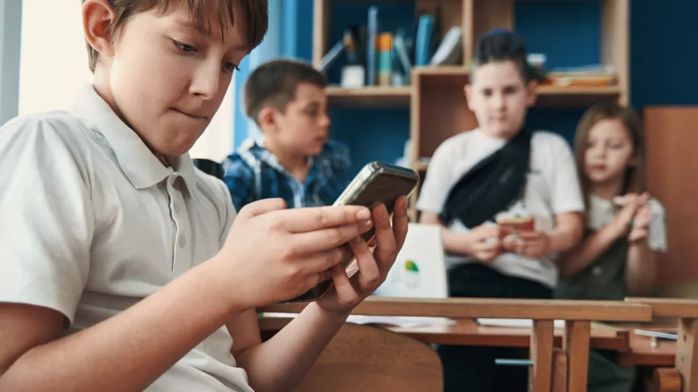 Med pomembnejšimi novostmi je omejitev uporabe elektronskih naprav v šolah. Foto: Getty Images