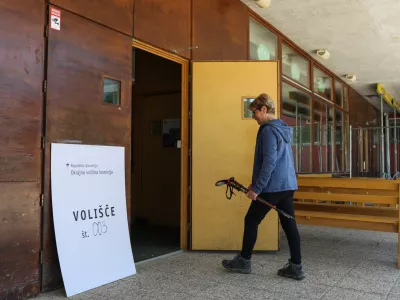 - 11.05.2025. Referendum 2025, OŠ Dobrova. Foto: Bojan Velikonja 