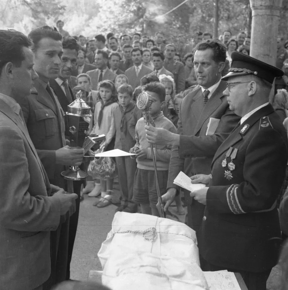 Štafeta mladosti v Šiški -23. 4. 1959 / Foto: Marjan Ciglič