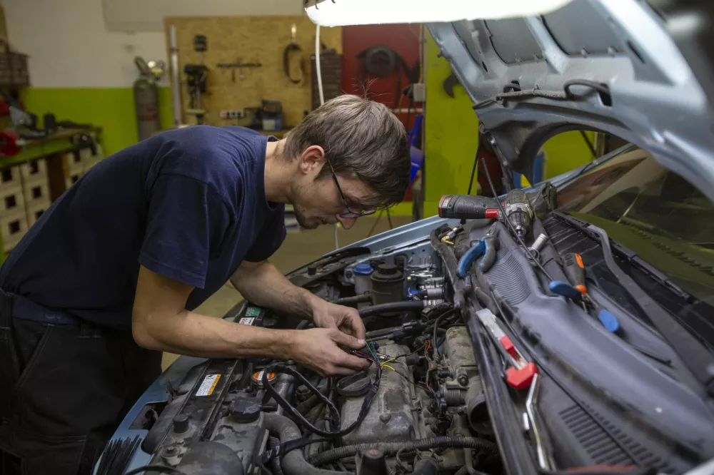 Pri podjetju Plineks predelava vozila s štirivaljnim motorjem z večtočkovnim vbrizgom stane okoli 1400 evrov. Fpto: Matjaž Rušt 