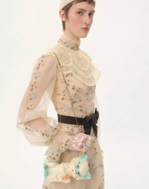 Torbica, katere cena je vrtoglavih 4500 evrov, je postala eden najbolj fotografiranih modnih dodatkov letošnje sezone družabnih dogodkov. F Press Valentino