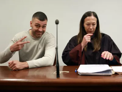 Gregor Škrjanec, znan pod vzdevkom Ljubljanski bombarder, je večkratni državni prvak v težki kategoriji, danes pa ne boksa več. Na fotografiji z zagovornico Mirjano Kožuh. Foto: Tomaž Skale