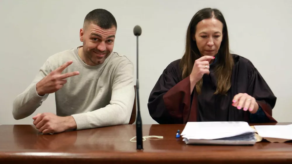 Gregor Škrjanec, znan pod vzdevkom Ljubljanski bombarder, je večkratni državni prvak v težki kategoriji, danes pa ne boksa več. Na fotografiji z zagovornico Mirjano Kožuh. Foto: Tomaž Skale