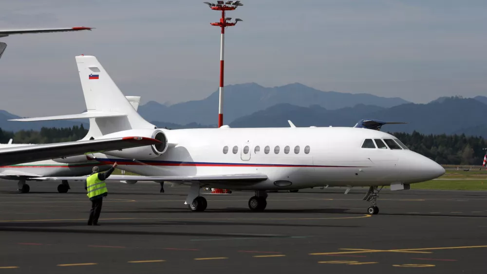 Slovensko protokolarno letalo falcon 2000EX po več kot pol leta, odkar je prenehala najemna pogodba v ZDA, pristalo na letališču Brnik.- Letalo je priletelo iz švicarskega Basla, kjer je bilo na temeljitem remontu po štirih letih najema, cena remonta pa naj bi bila nekaj 100.000 evrov///FOTO: Luka CjuhaOPOMBA: ZA OBJAVO V ČASOPISU DNEVNIK