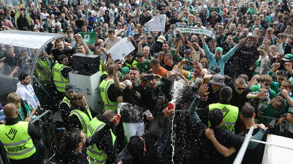 Nogometaši Olimpije so skupaj z navijači proslavili nov naslov državnega prvaka, potem ko so s 5:0 premagali Radomlje. Foto: Luka Cjuha